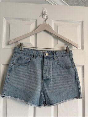 NWT Forever 21 Light Wash Women's Denim Shorts 
🌟Bundle and Save - 2/$30 🌟